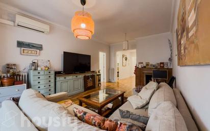 Living room of Flat for sale in  Barcelona Capital  with Air Conditioner, Heating and Parquet flooring