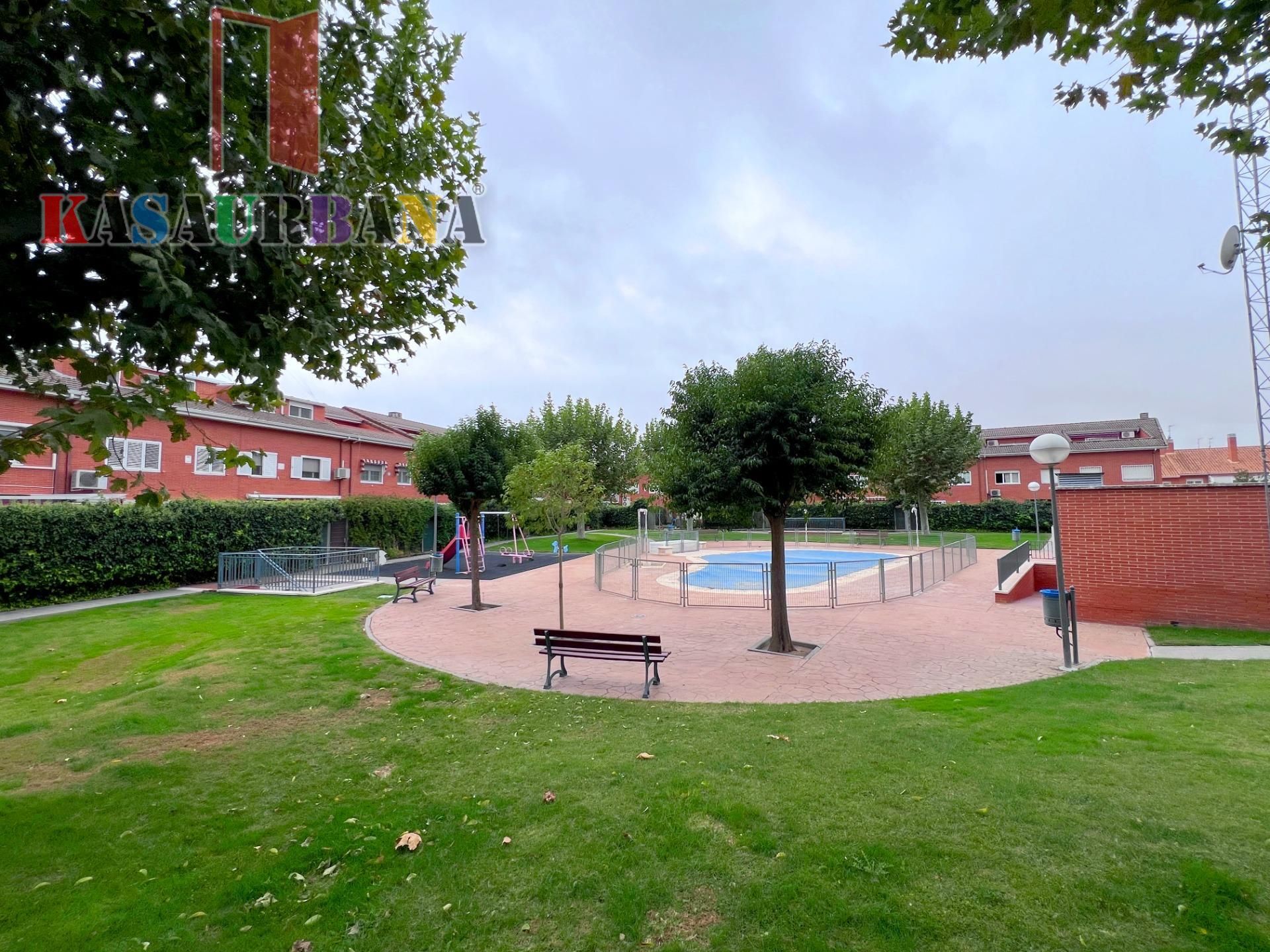 Exterior view of Single-family semi-detached for sale in Valdemoro  with Air Conditioner, Heating and Terrace