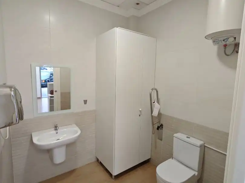 Baño de Local de alquiler en Málaga con Aire acondicionado y Calefacción