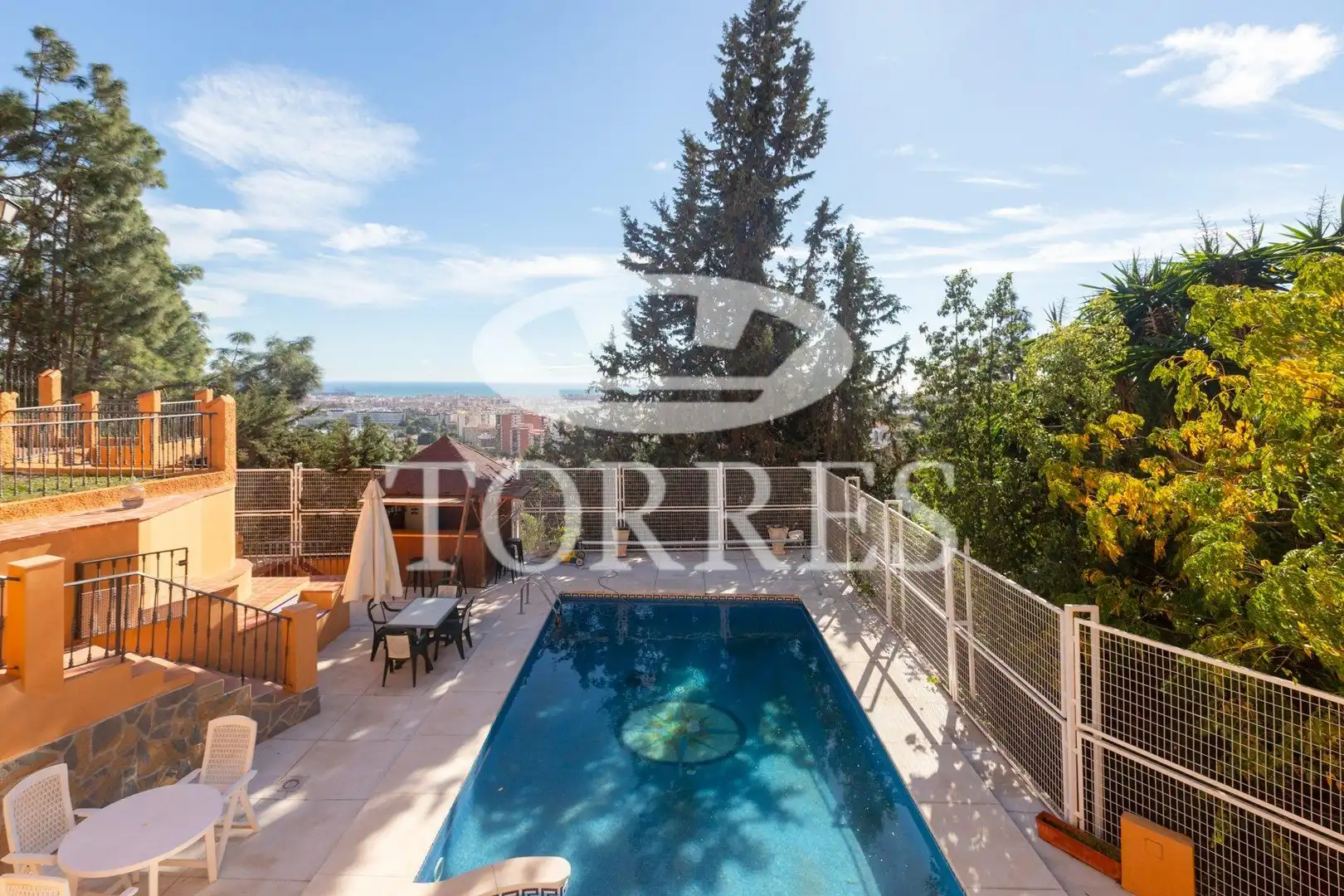 Vista exterior de Casa o xalet en venda en Málaga amb Aire condicionat, Calefacció i Jardí privat