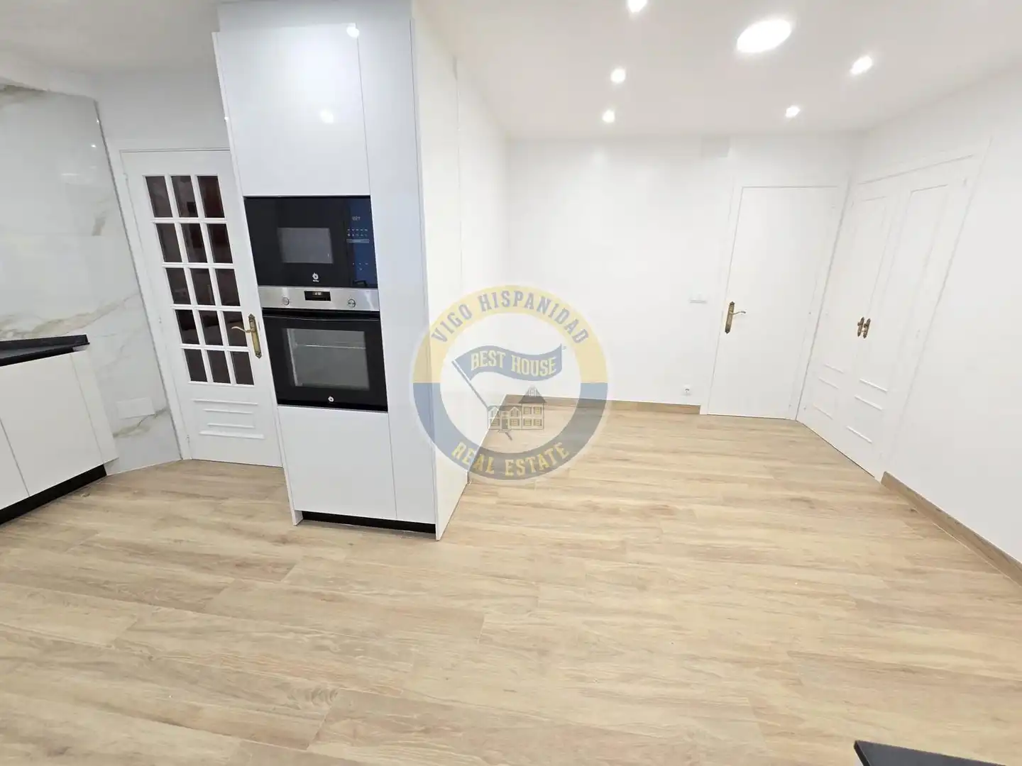 Cocina de Piso de alquiler en Vigo  con Calefacción, Parquet y Balcón