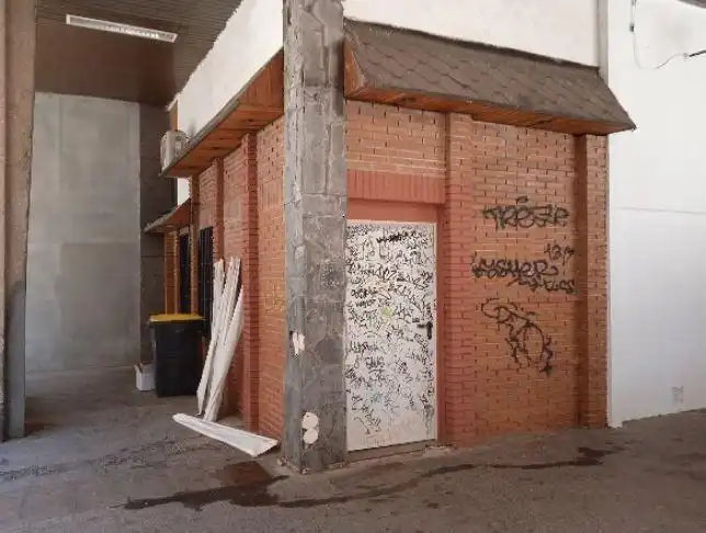 Local comercial en venda a Avenida General Peron, imagen 3