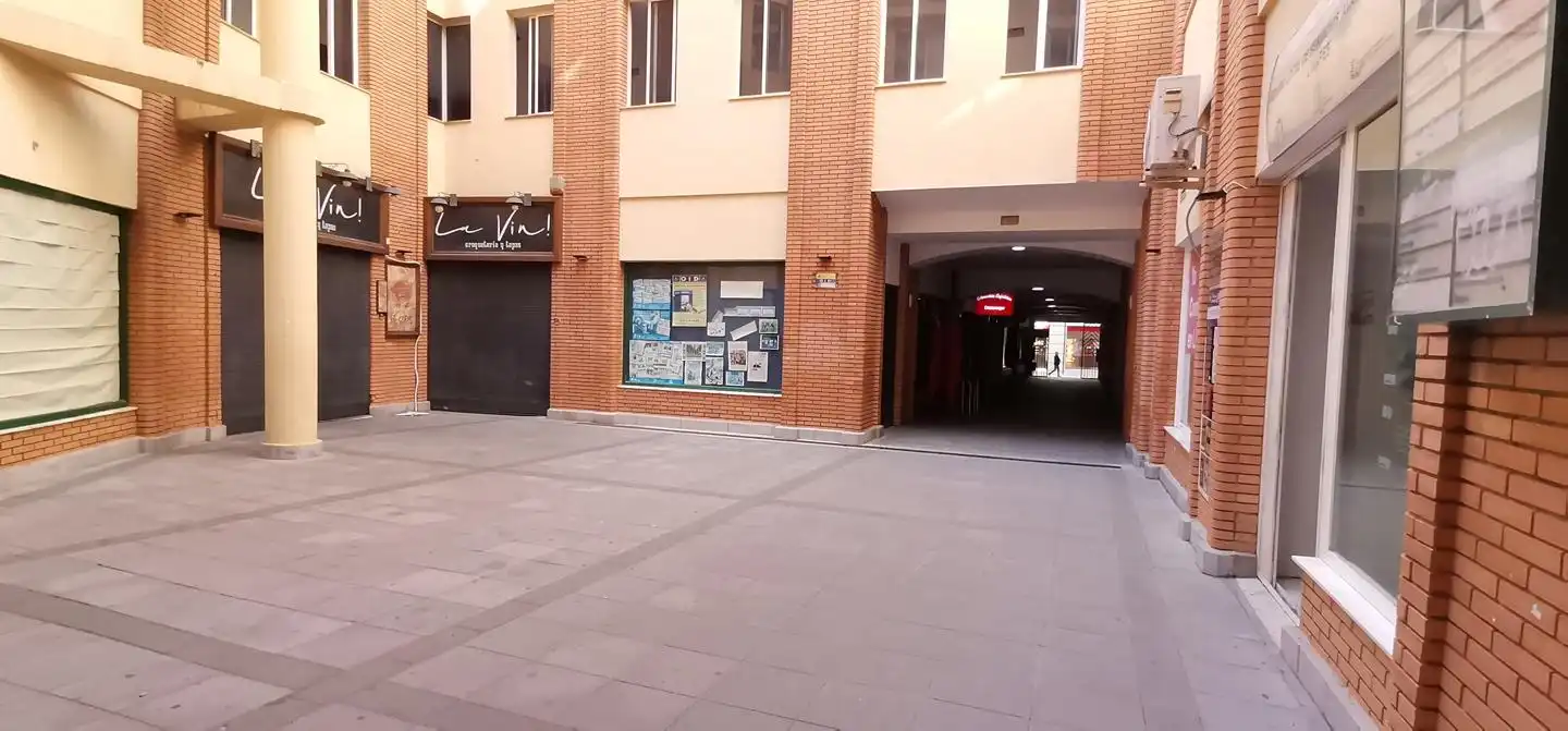 Außenansicht von Büro zum Verkauf in Linares
