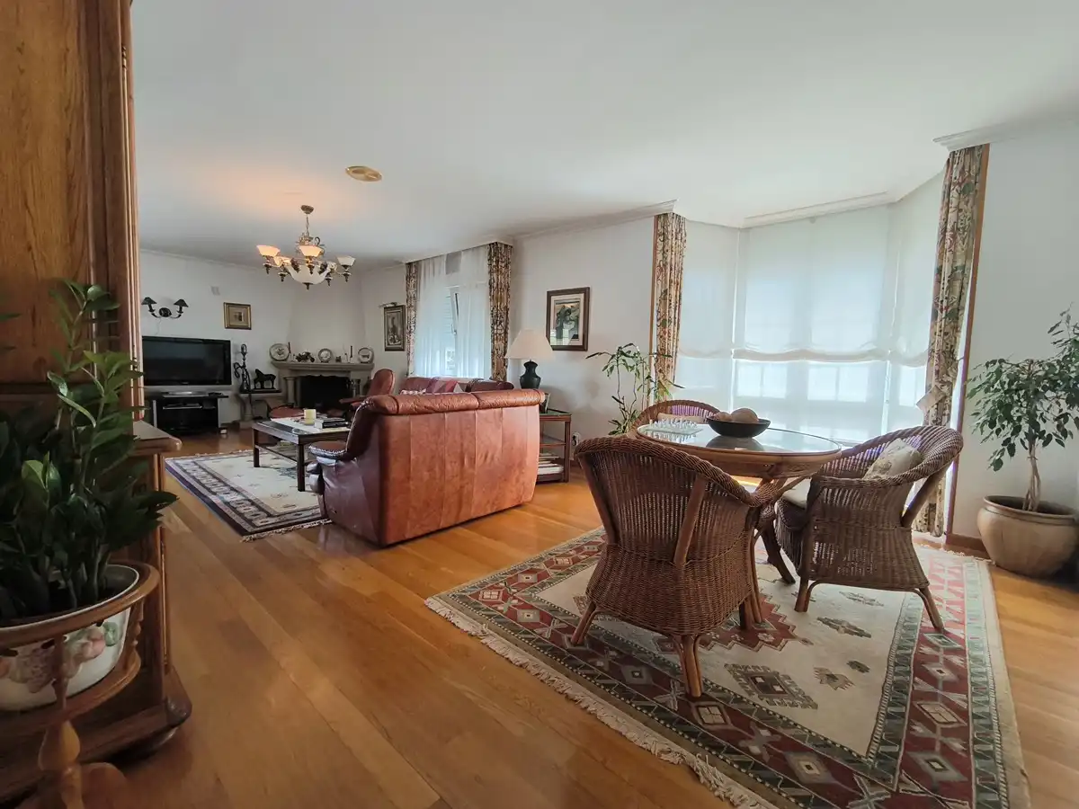 Sala de estar de Casa o chalet en venta en Vilagarcía de Arousa con Calefacción, Jardín privado y Parquet