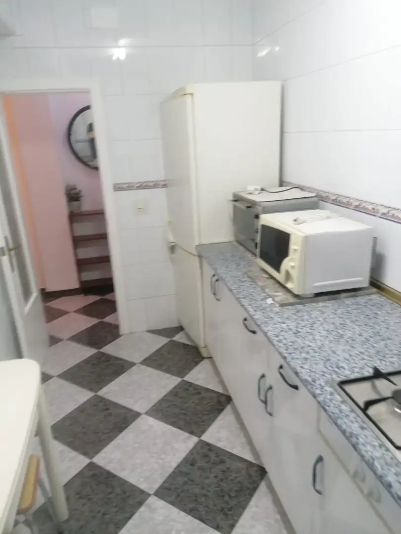 Cuina de Pis de lloguer en Sevilla amb Aire condicionat, Terrassa i Moblat