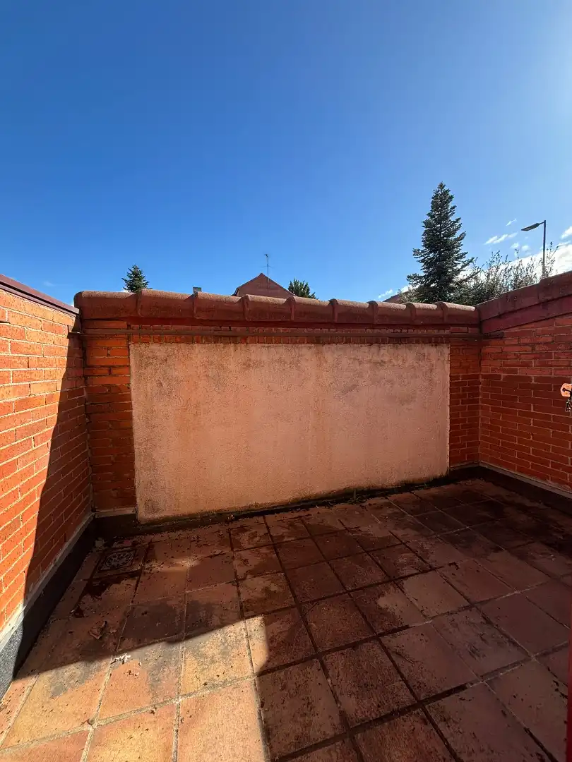 Vista exterior de Casa adosada en venda en Rivas-Vaciamadrid amb Calefacció, Jardí privat i Parquet