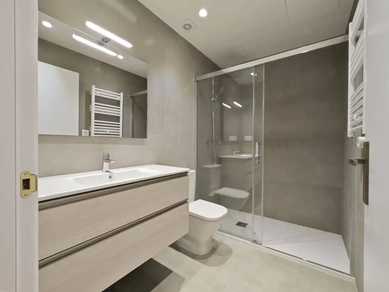 Baño de Piso de alquiler en Manresa con Aire acondicionado, Calefacción y Terraza