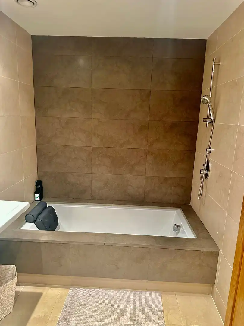 Baño de Apartamento de alquiler en Estepona con Aire acondicionado, Terraza y Piscina