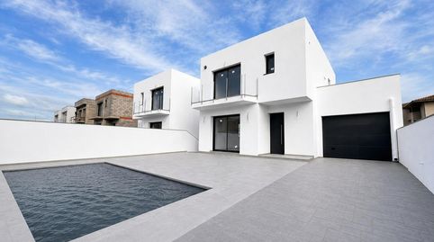 Empuriabrava  Moderna villa con piscina privada y amplio sótano diáfano en Sector Mestral
