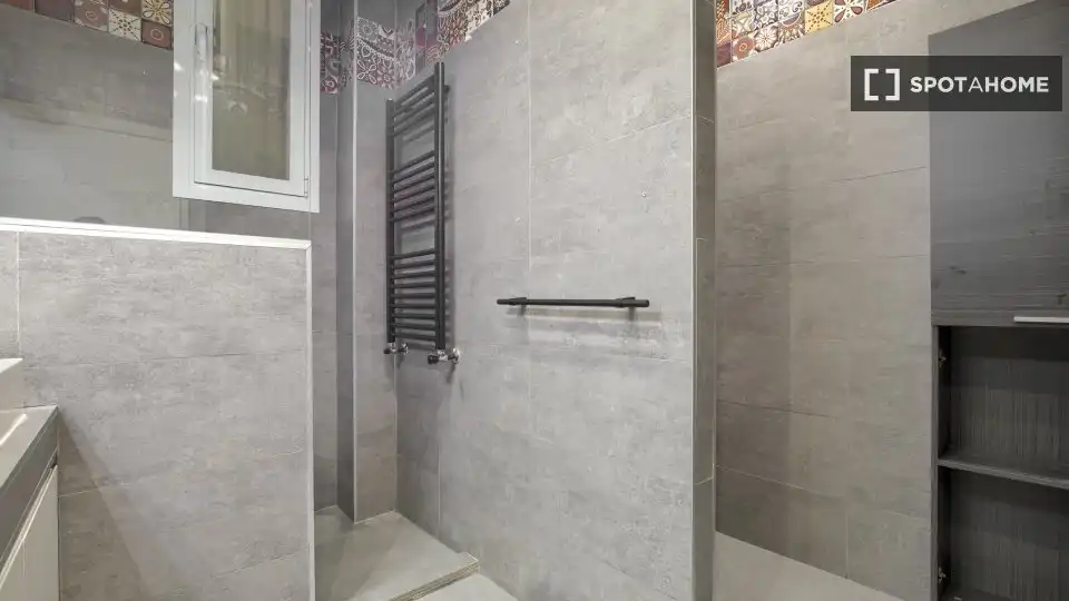 Bathroom of Apartments for share in Madrid  with Air Conditioner, Heating and Terrace