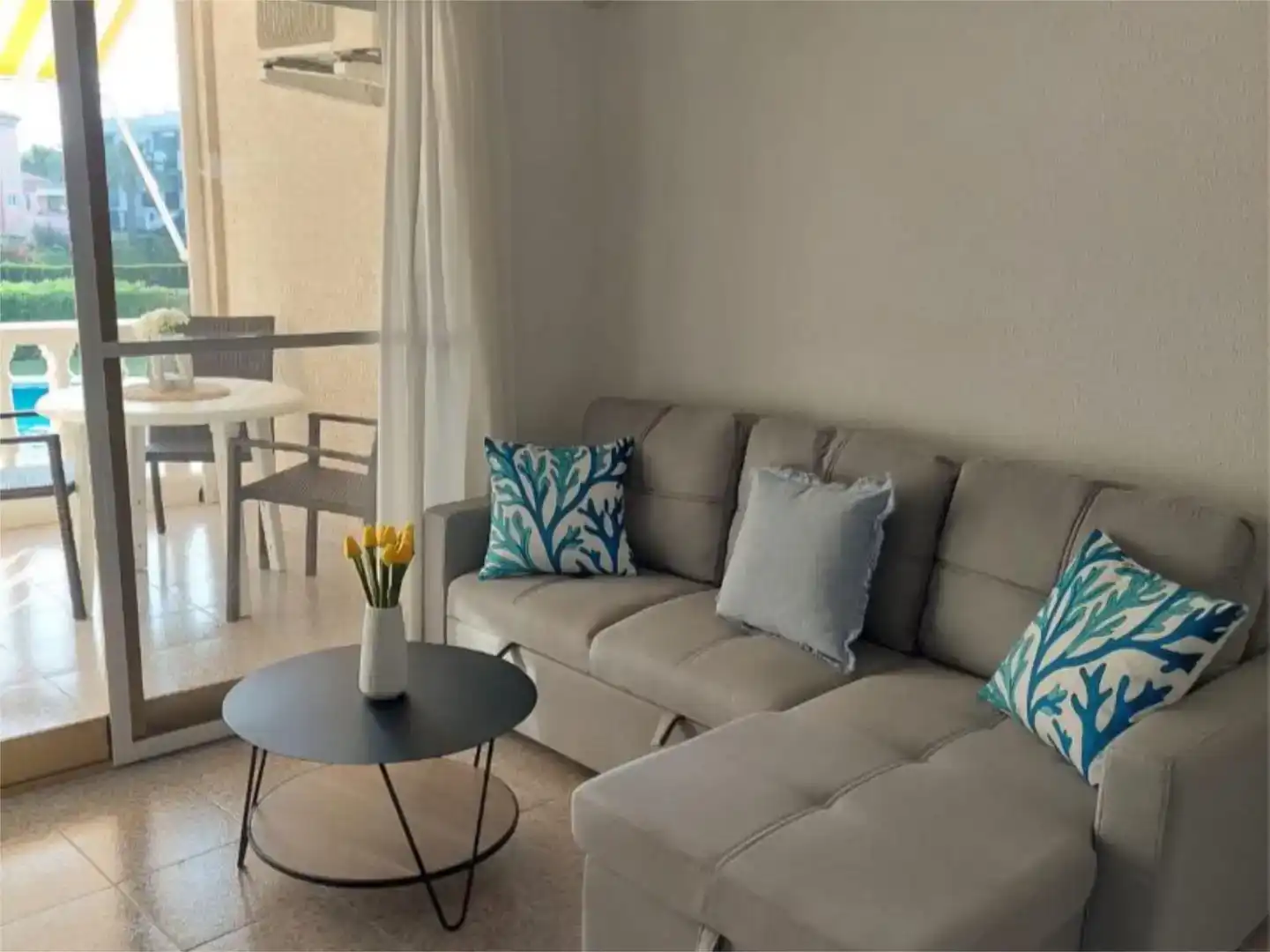 Sala d'estar de Pis de lloguer en Alcalà de Xivert amb Aire condicionat, Jardí privat i Piscina