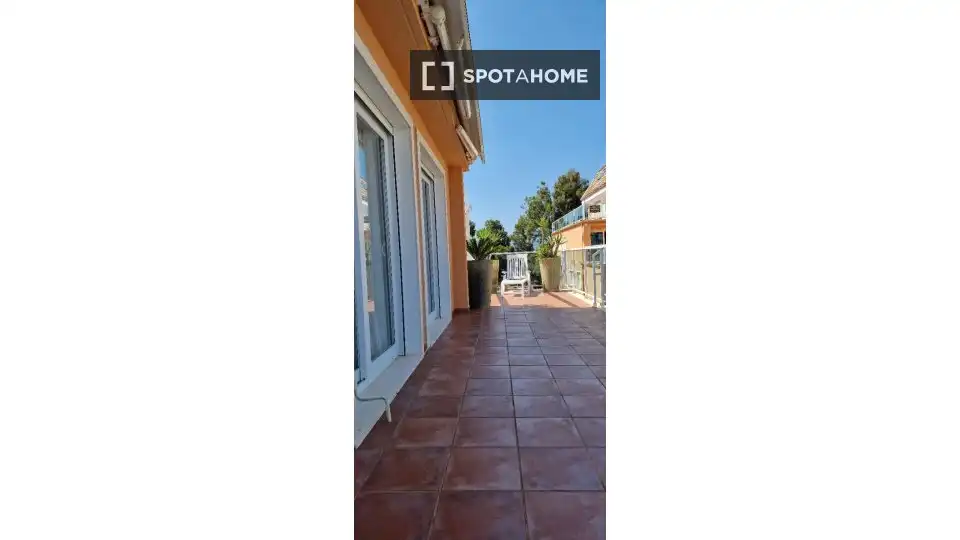 Vista exterior de Apartament per a compartir en Dénia amb Aire condicionat, Calefacció i Terrassa