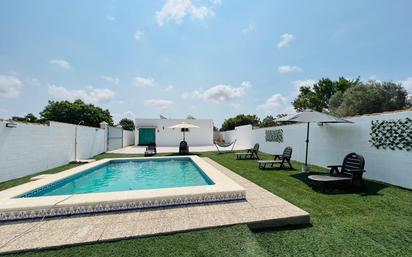 Piscina de Casa o xalet en venda en Chiclana de la Frontera amb Jardí privat, Piscina i Alarma