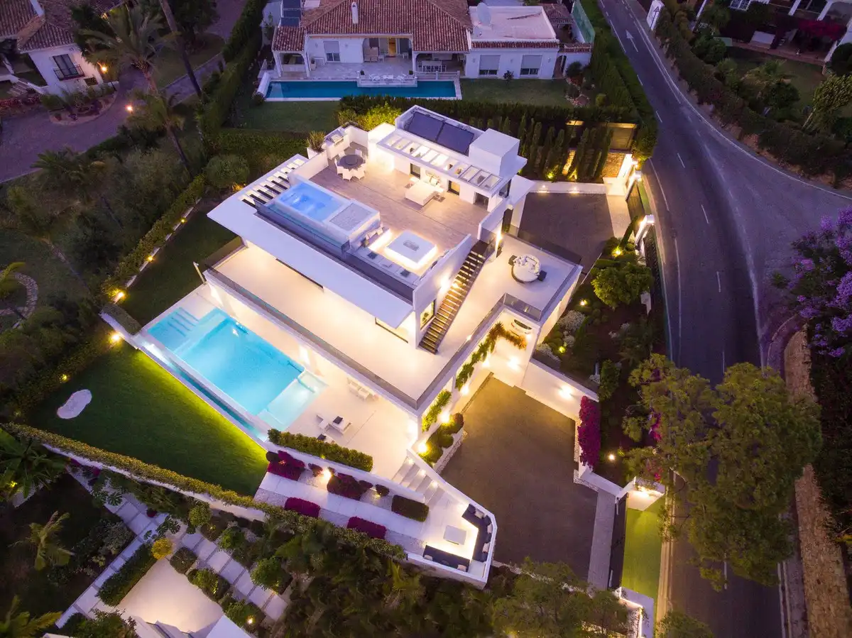 Vista exterior de Casa o xalet en venda en Marbella amb Jardí privat, Terrassa i Piscina