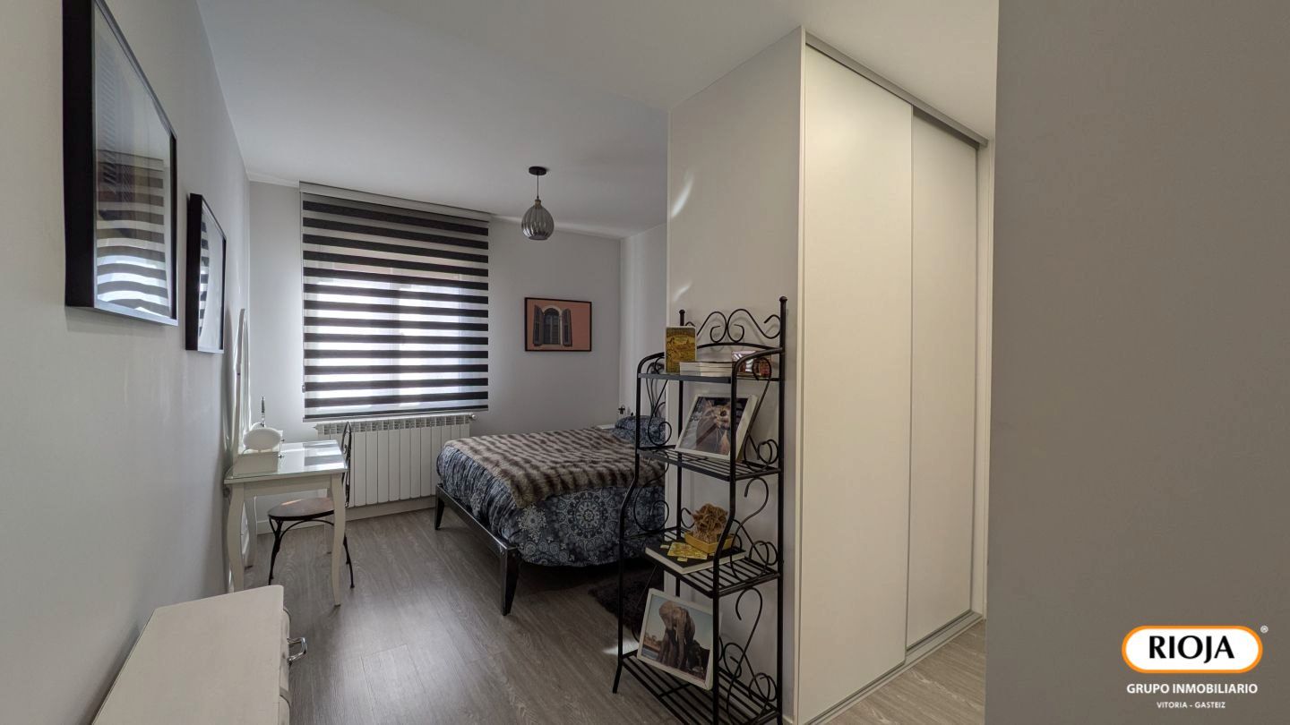 Dormitori de Pis en venda en Vitoria - Gasteiz amb Calefacció, Traster i Moblat