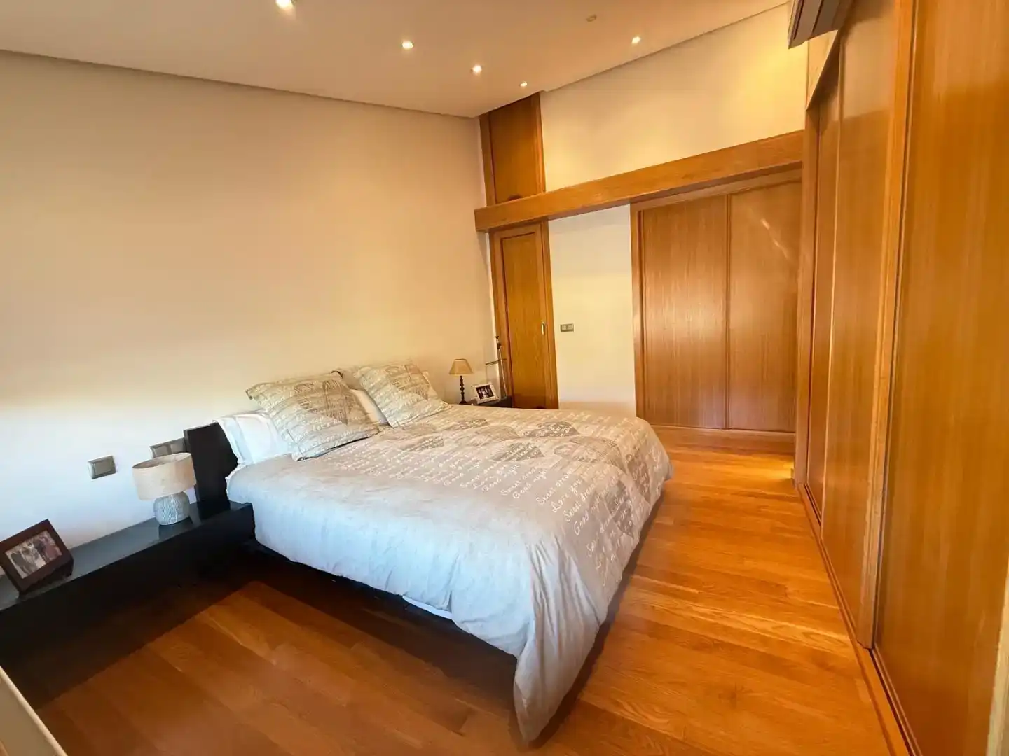 Dormitori de Casa o xalet en venda en Vigo  amb Aire condicionat, Piscina i Balcó