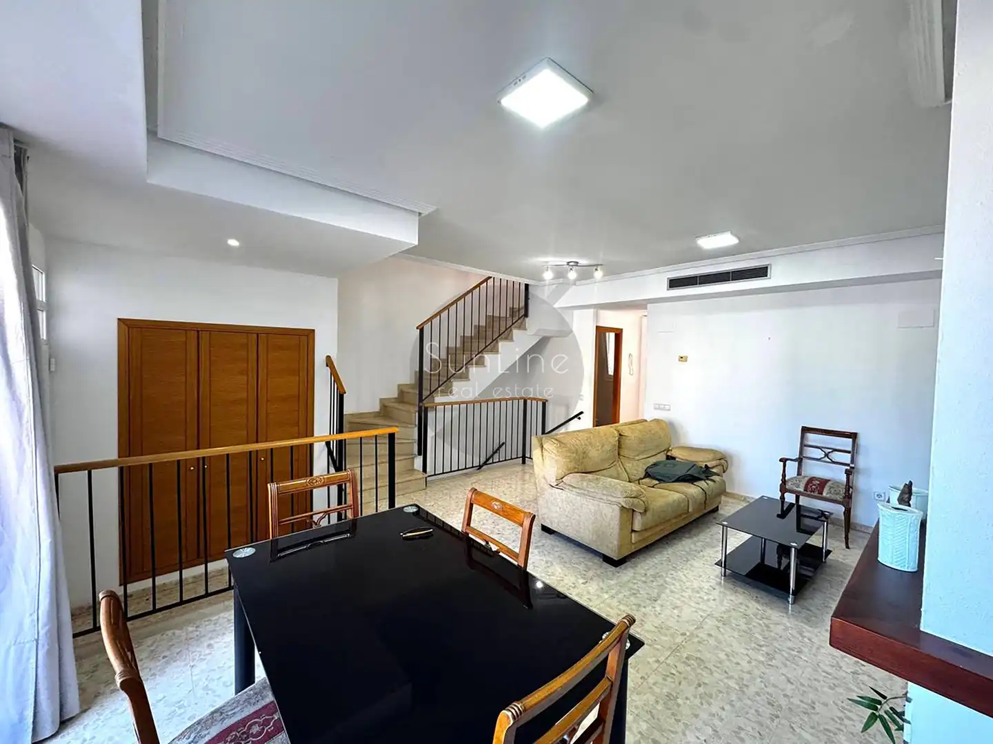 Einfamilien-Reihenhaus zur Miete in Moncada mit Klimaanlage, Privatgarten und Terrasse