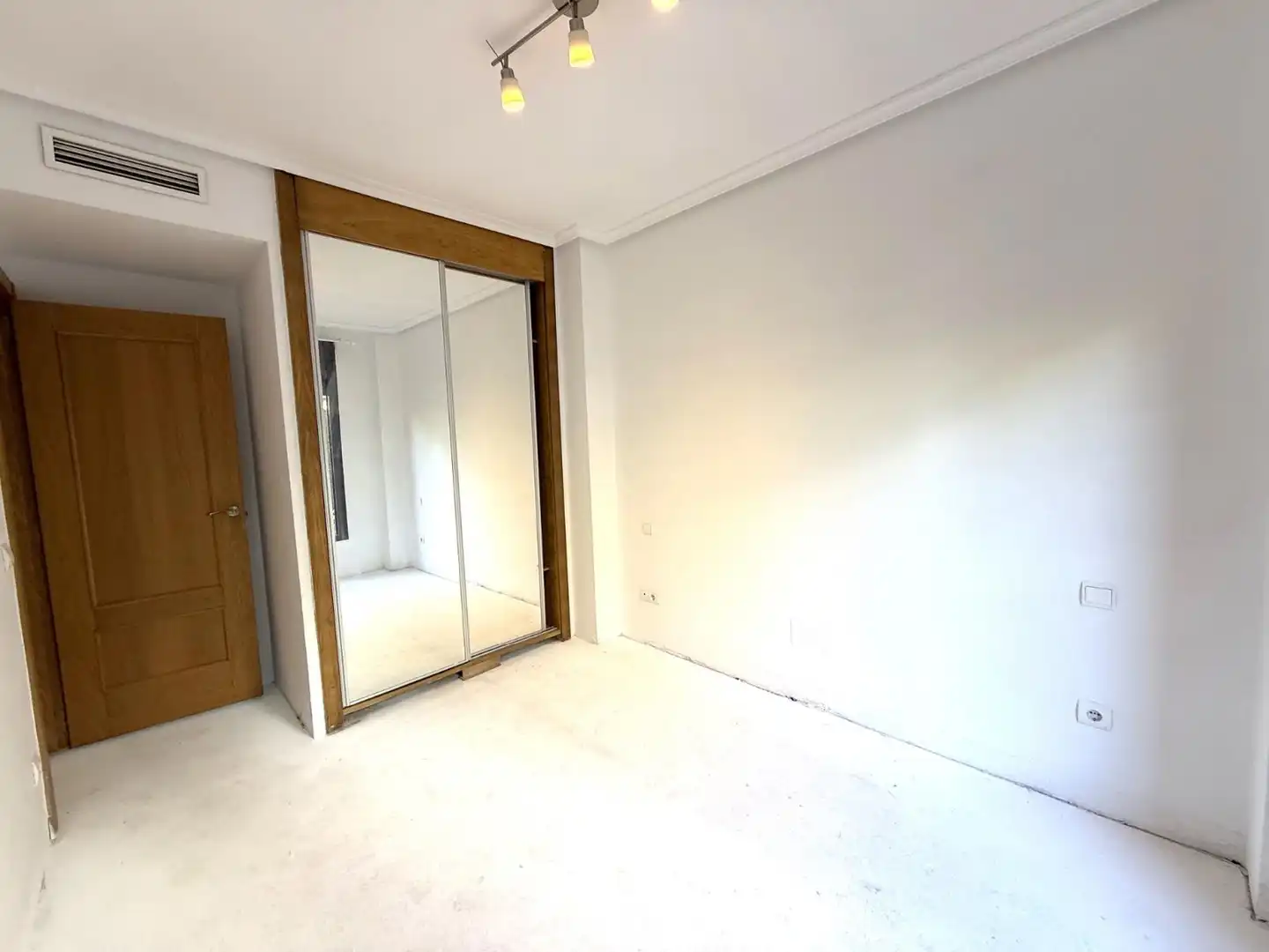 Dormitori de Apartament en venda en Madrid amb Aire condicionat, Calefacció i Jardí privat