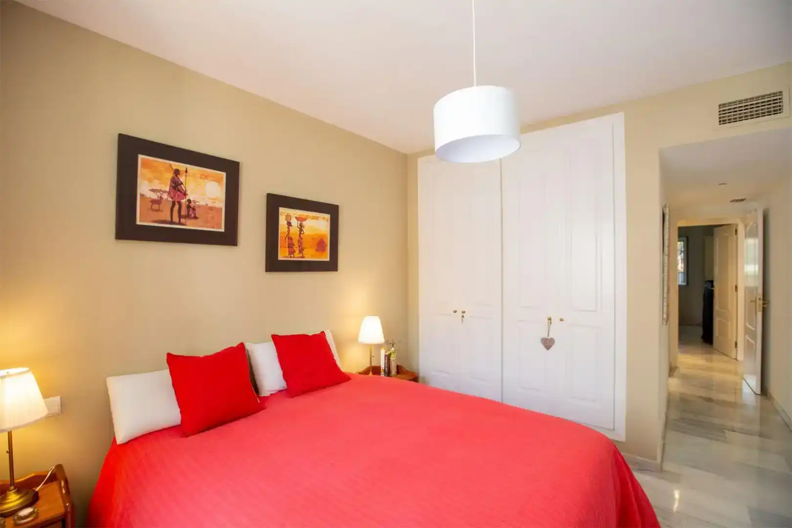 Dormitori de Apartament de lloguer en Marbella amb Aire condicionat, Piscina i Balcó