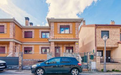 Vista exterior de Casa adosada en venda en Segovia Capital amb Calefacció i Parquet
