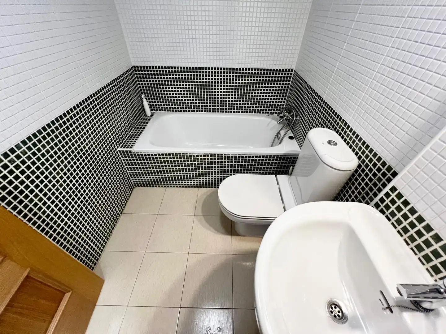 Bathroom of Flat for sale in Málaga  with Private garden, Storage room and Community pool