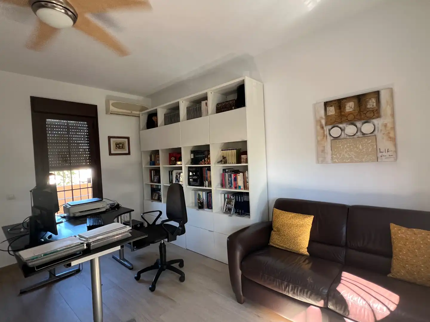 Sala d'estar de Casa adosada en venda en Espartinas amb Aire condicionat, Calefacció i Jardí privat