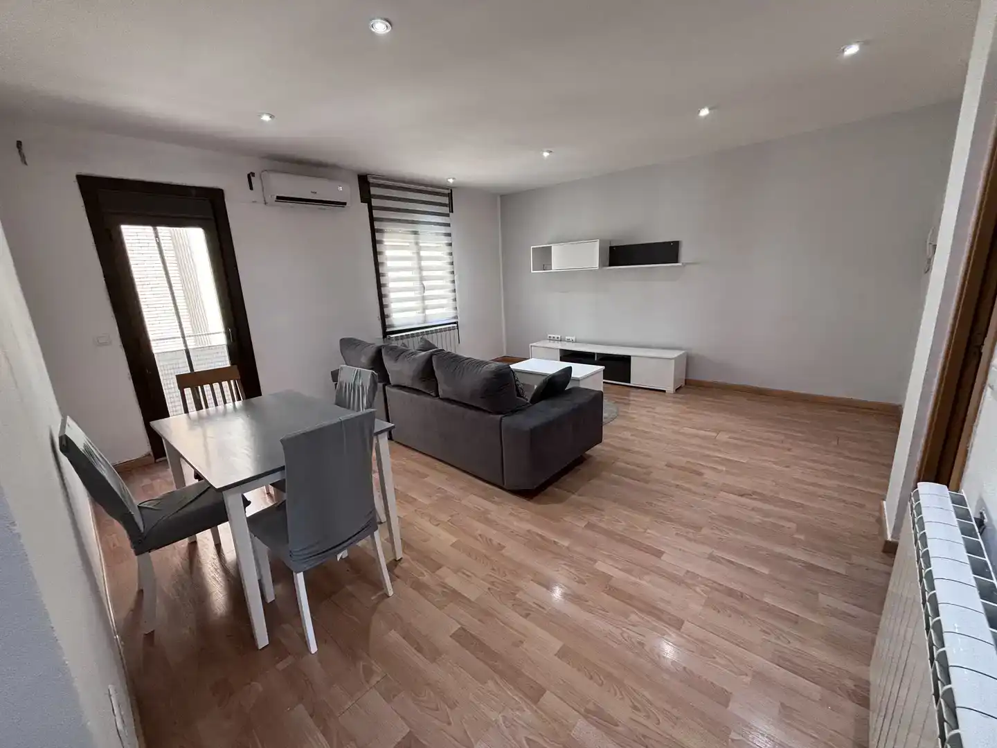 Living room of Flat for sale in Monzón  with Air Conditioner and Balcony