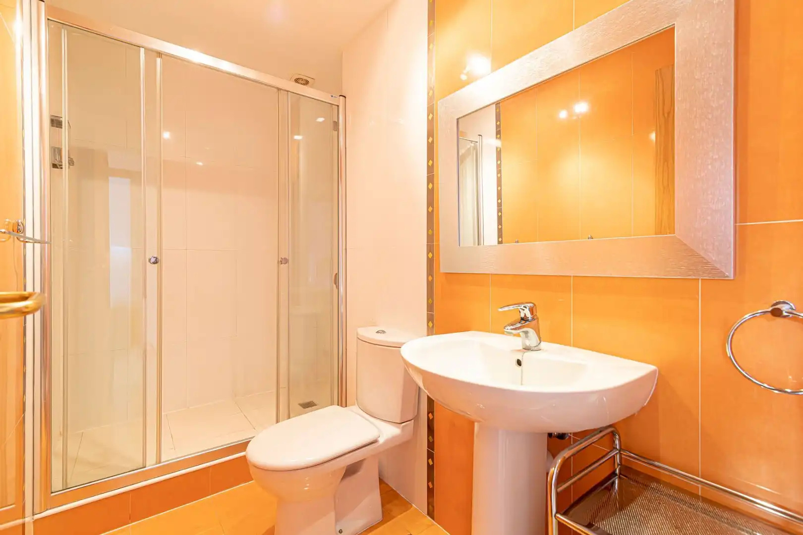 Baño de Piso de alquiler en Arona con Terraza, Amueblado y Piscina comunitaria