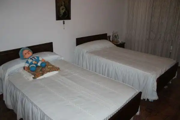 Habitación de Casa adosada en venta en Urda con Calefacción, Terraza y Trastero