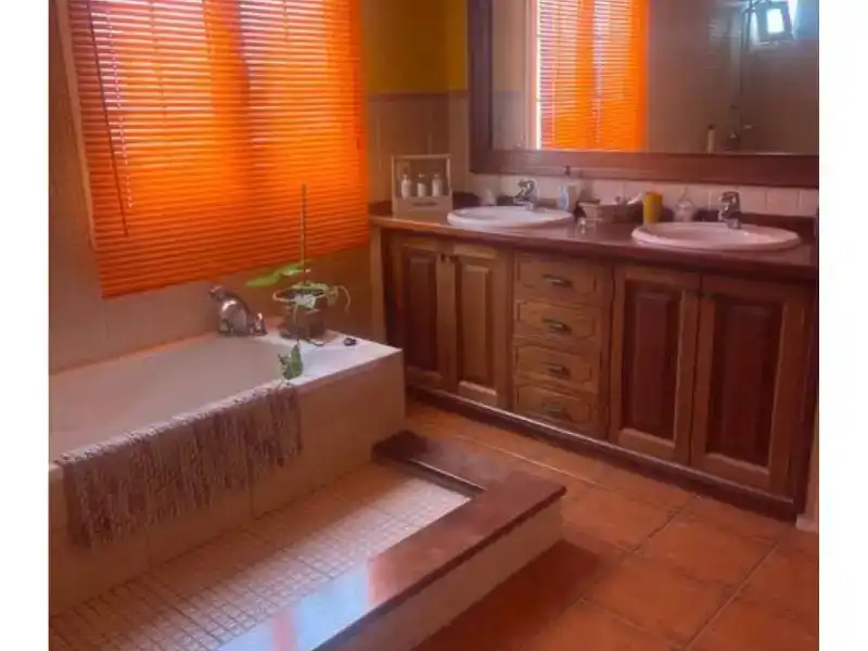 Baño de Piso de alquiler en Haría con Aire acondicionado, Parquet y Amueblado