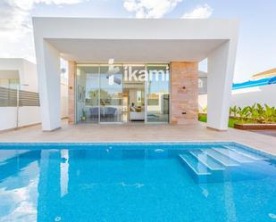 Vista exterior de Casa o xalet en venda en Torrevieja amb Piscina