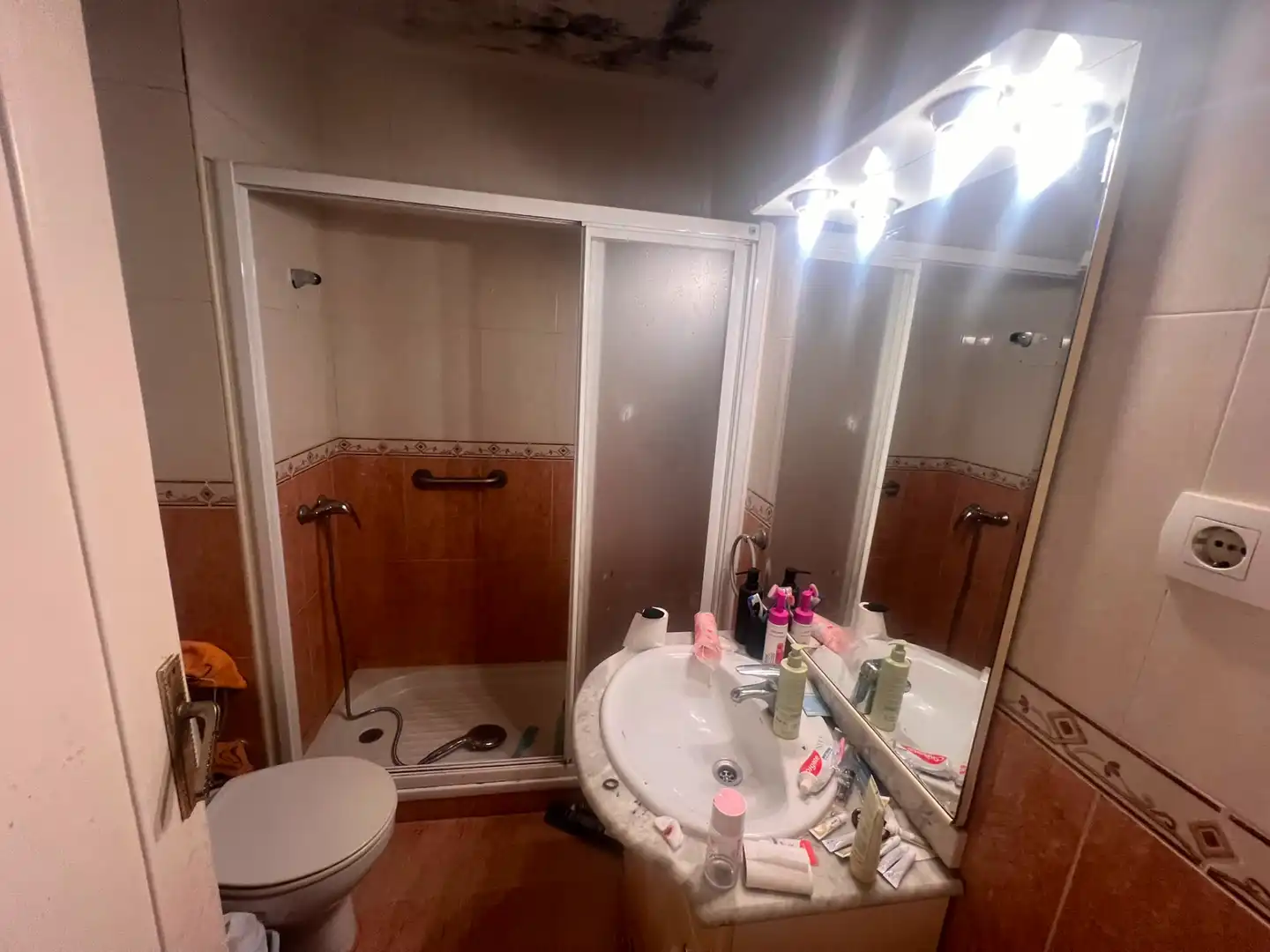 Bathroom of Flat for sale in Sevilla  with Air Conditioner, Terrace and Furnished