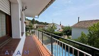 Vista exterior de Casa o xalet en venda en Pineda de Mar amb Calefacció, Jardí privat i Terrassa