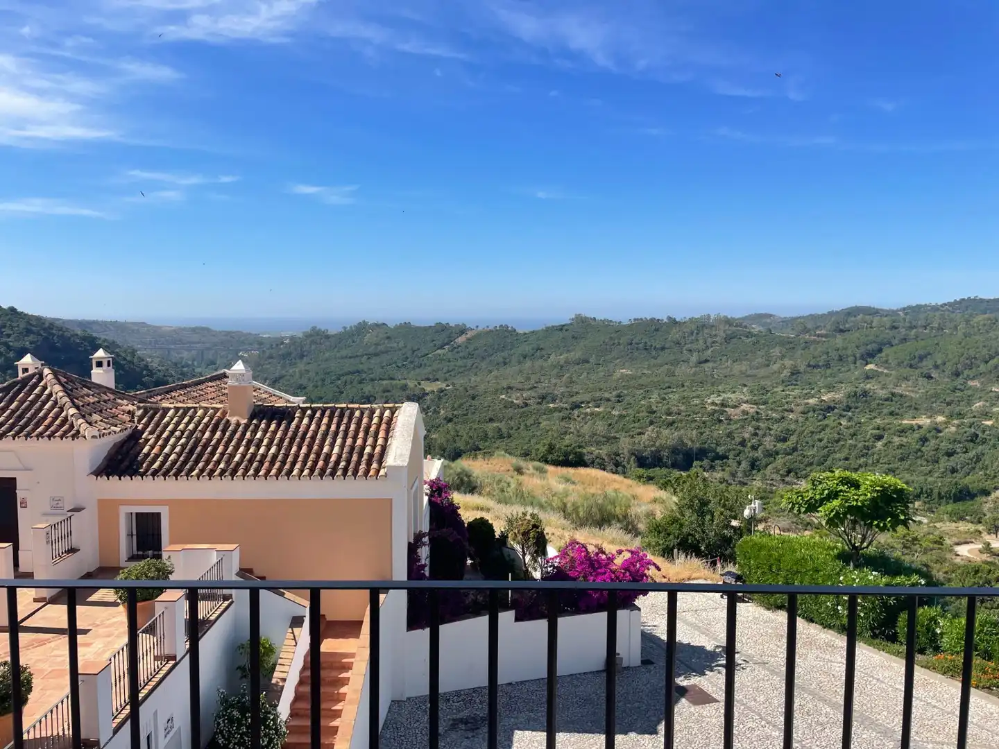 Vista exterior de Casa adosada en venta en Benahavís con Aire acondicionado, Jardín privado y Terraza