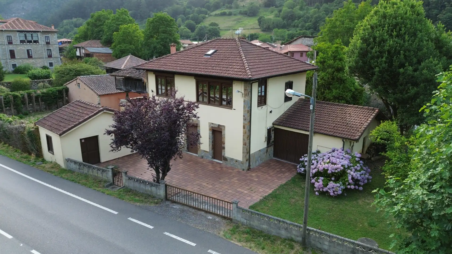 Vista exterior de Casa o xalet en venda en Salas amb Jardí privat, Traster i Moblat