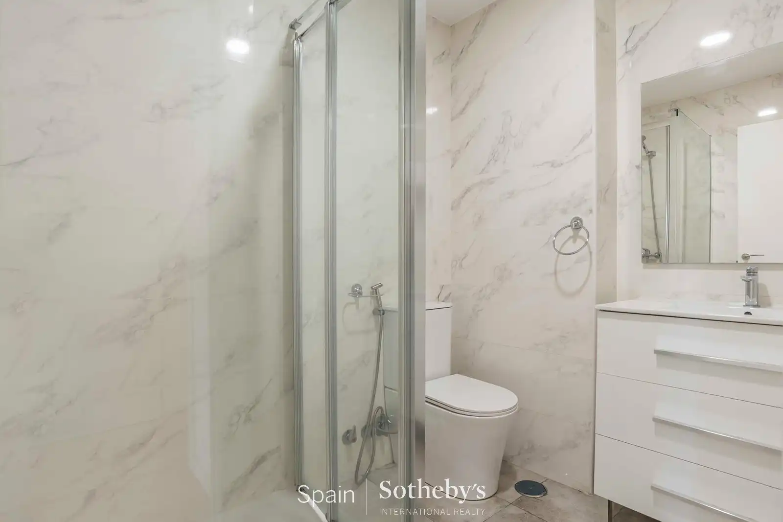 Badezimmer von Wohnungen zum Verkauf in Madrid mit Klimaanlage, Heizung und Terrasse