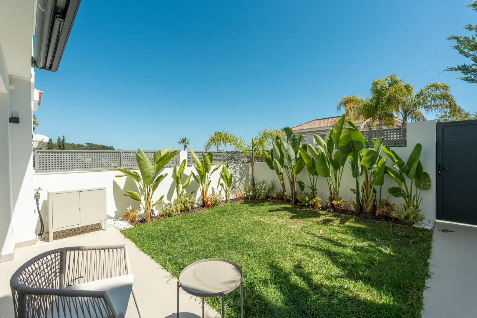 Terrasse von Einfamilien-Reihenhaus zum Verkauf in Marbella mit Klimaanlage, Heizung und Privatgarten