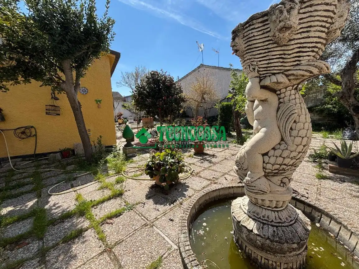 Casa amb jardí en venda a Casarrubios del Monte pueblo, imagen 2