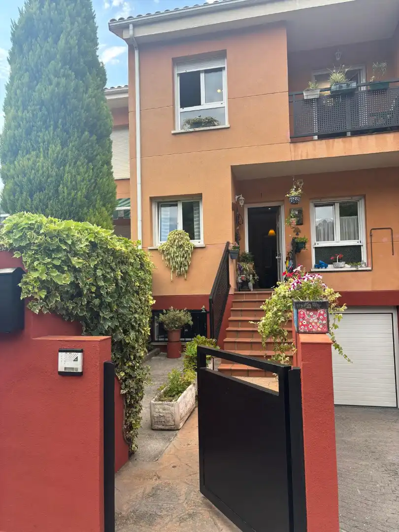 Vista exterior de Casa adosada en venda en Morcín amb Calefacció, Jardí privat i Parquet