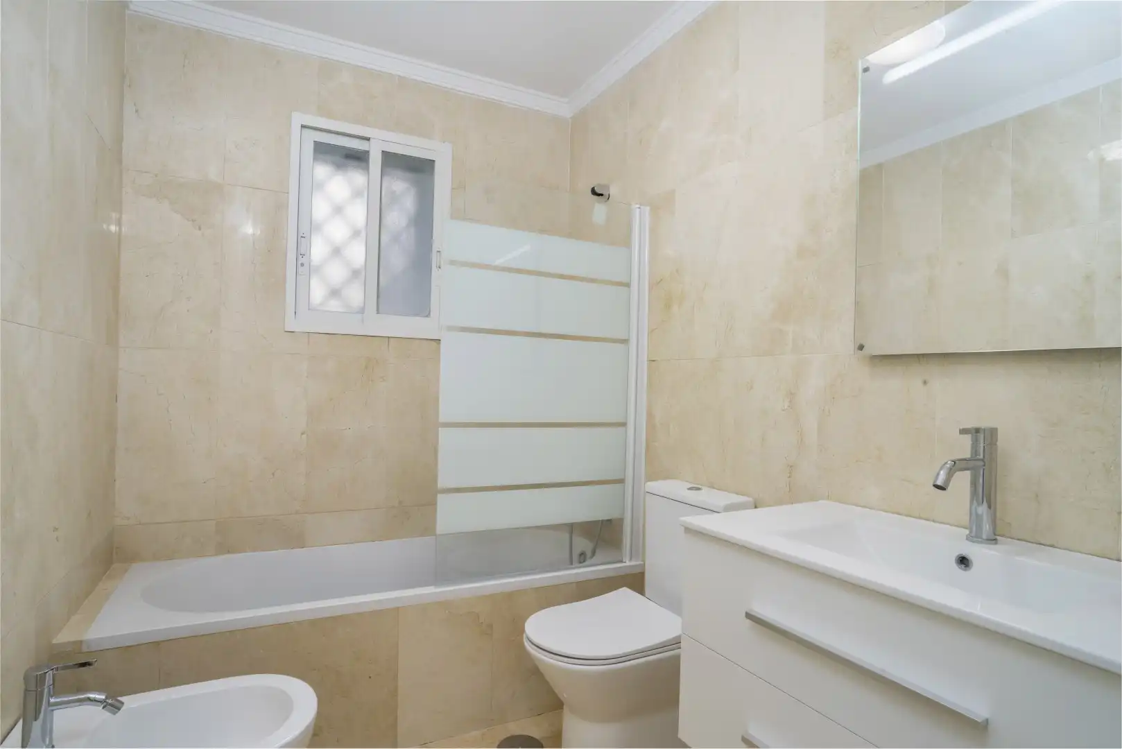 Baño de Planta baja en venta en Marbella con Jardín privado, Terraza y Piscina