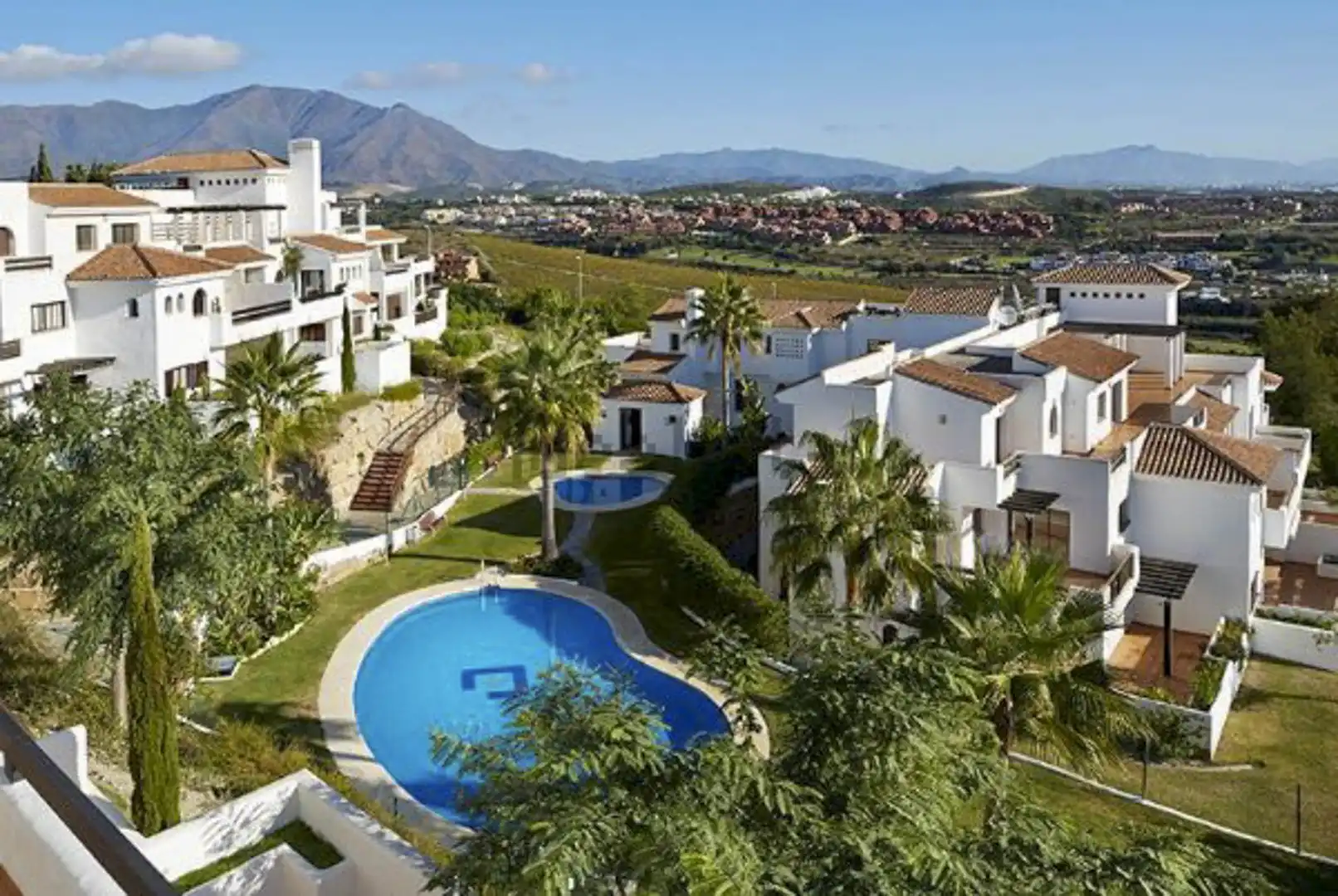 Vista exterior de Apartament en venda en Casares amb Aire condicionat, Terrassa i Piscina