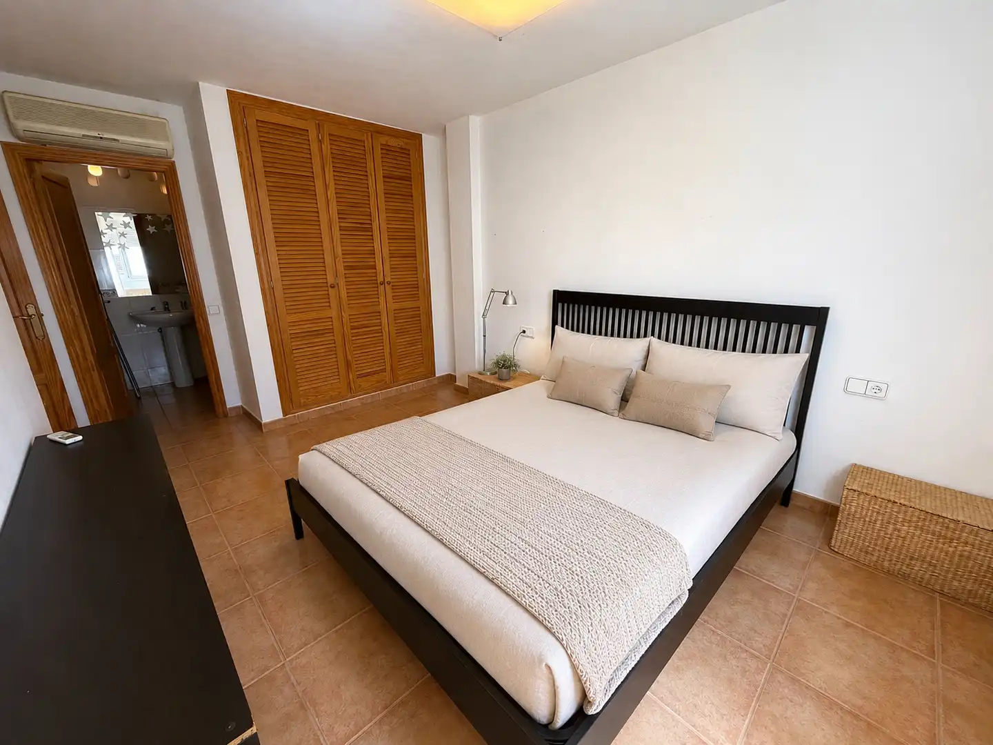 Schlafzimmer von Wohnungen zum Verkauf in Santa Eulària des Riu mit Klimaanlage, Heizung und Terrasse