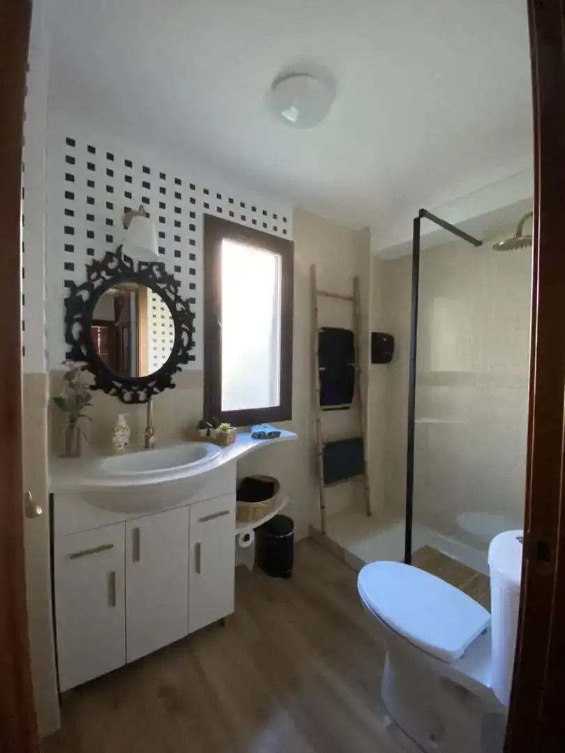 Badezimmer von Wohnung zur Miete in El Ronquillo mit Klimaanlage, Parkett und Möbliert