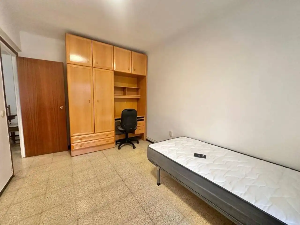 Habitación de Piso de alquiler en Girona con Calefacción, Terraza y Amueblado