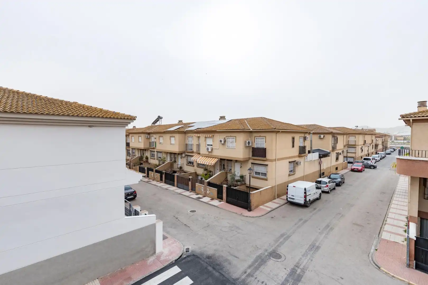 Vista exterior de Casa adosada en venda en Atarfe amb Aire condicionat, Calefacció i Jardí privat