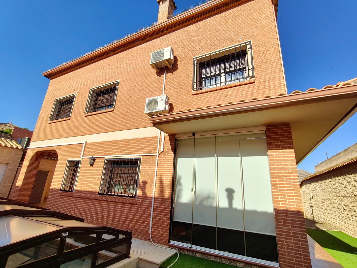 Vista exterior de Casa o xalet en venda en Herencia amb Aire condicionat, Calefacció i Piscina