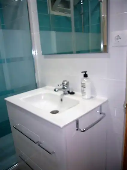 Baño de Apartamento de alquiler en Benicasim / Benicàssim con Terraza, Amueblado y Lavadora