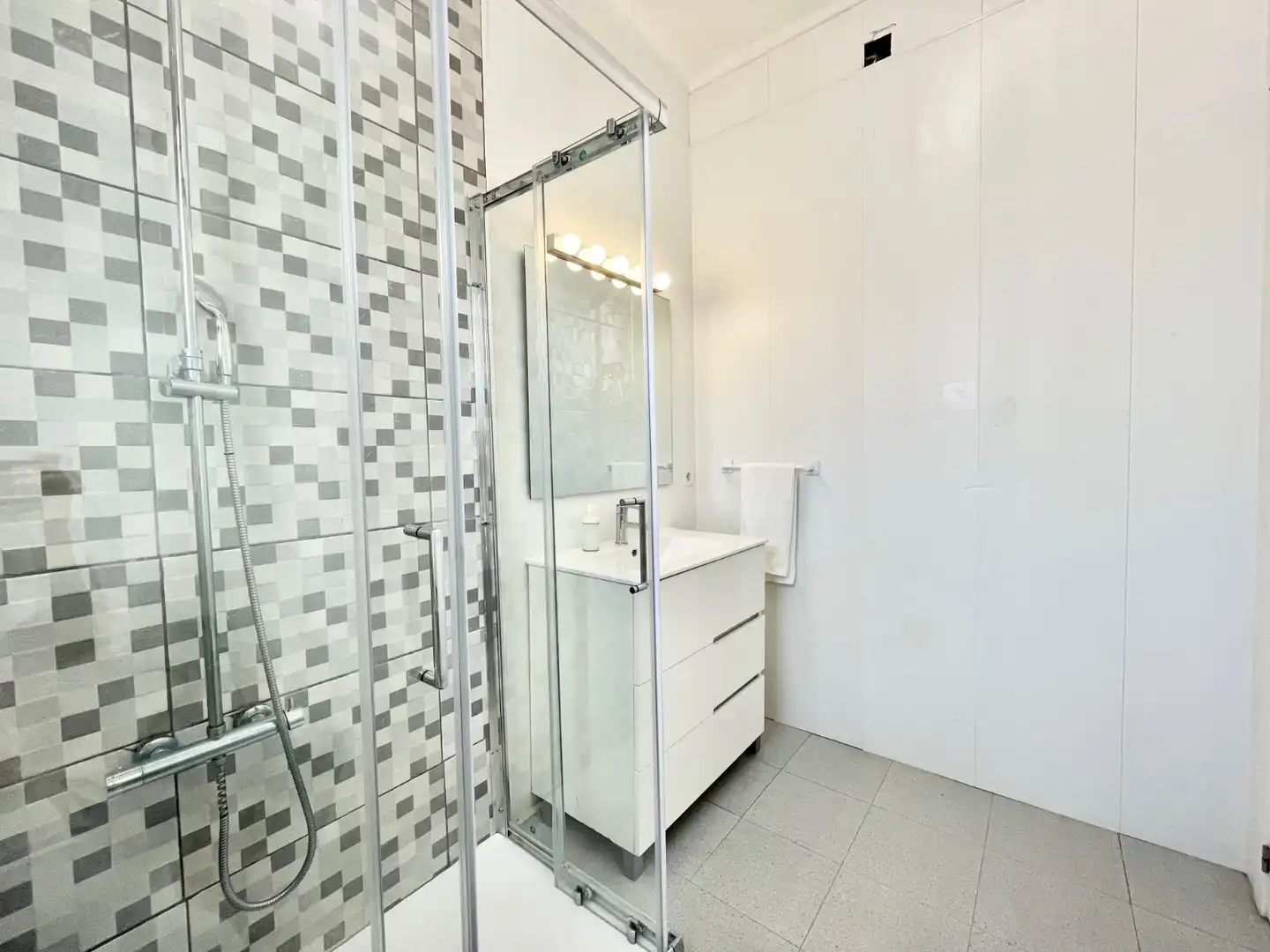 Baño de Apartamento de alquiler en Torrevieja con Aire acondicionado, Calefacción y Terraza