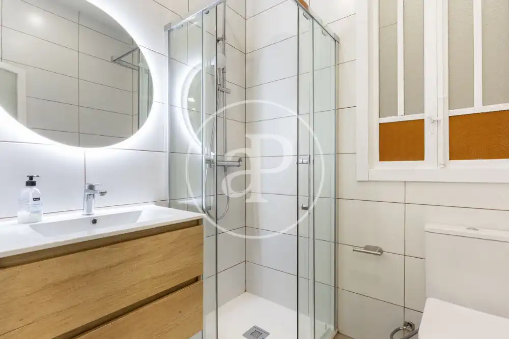 Bathroom of Flat for rent in Valencia  with Air Conditioner, Heating and Furnished