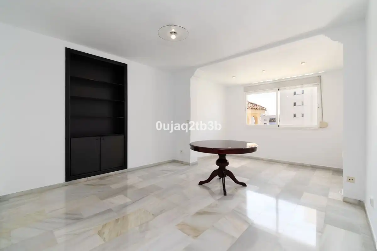 Sala d'estar de Pis en venda en Marbella amb Aire condicionat, Terrassa i Traster